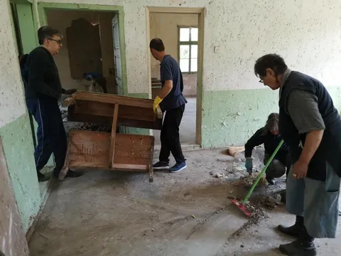 Почистване на училищната сграда – снимка 2